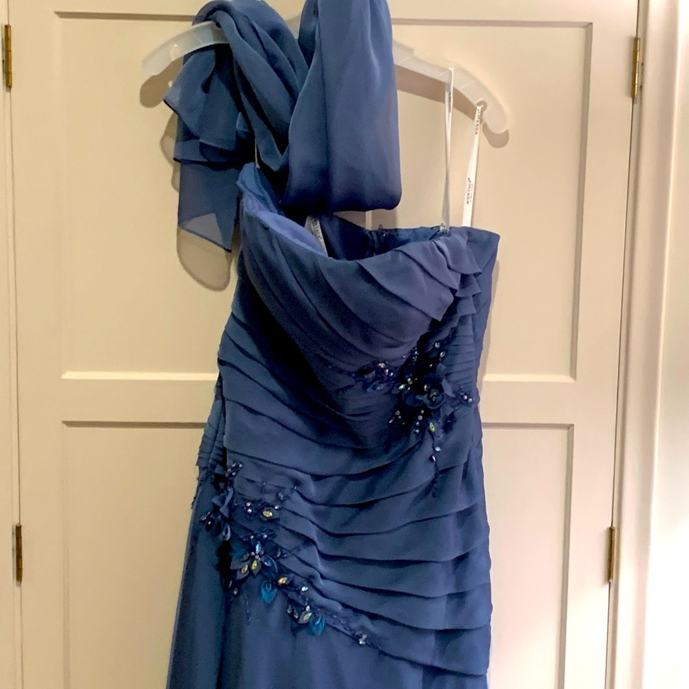 Montage by Mon Cherie cocktail dress in Periwinkle. Size 8